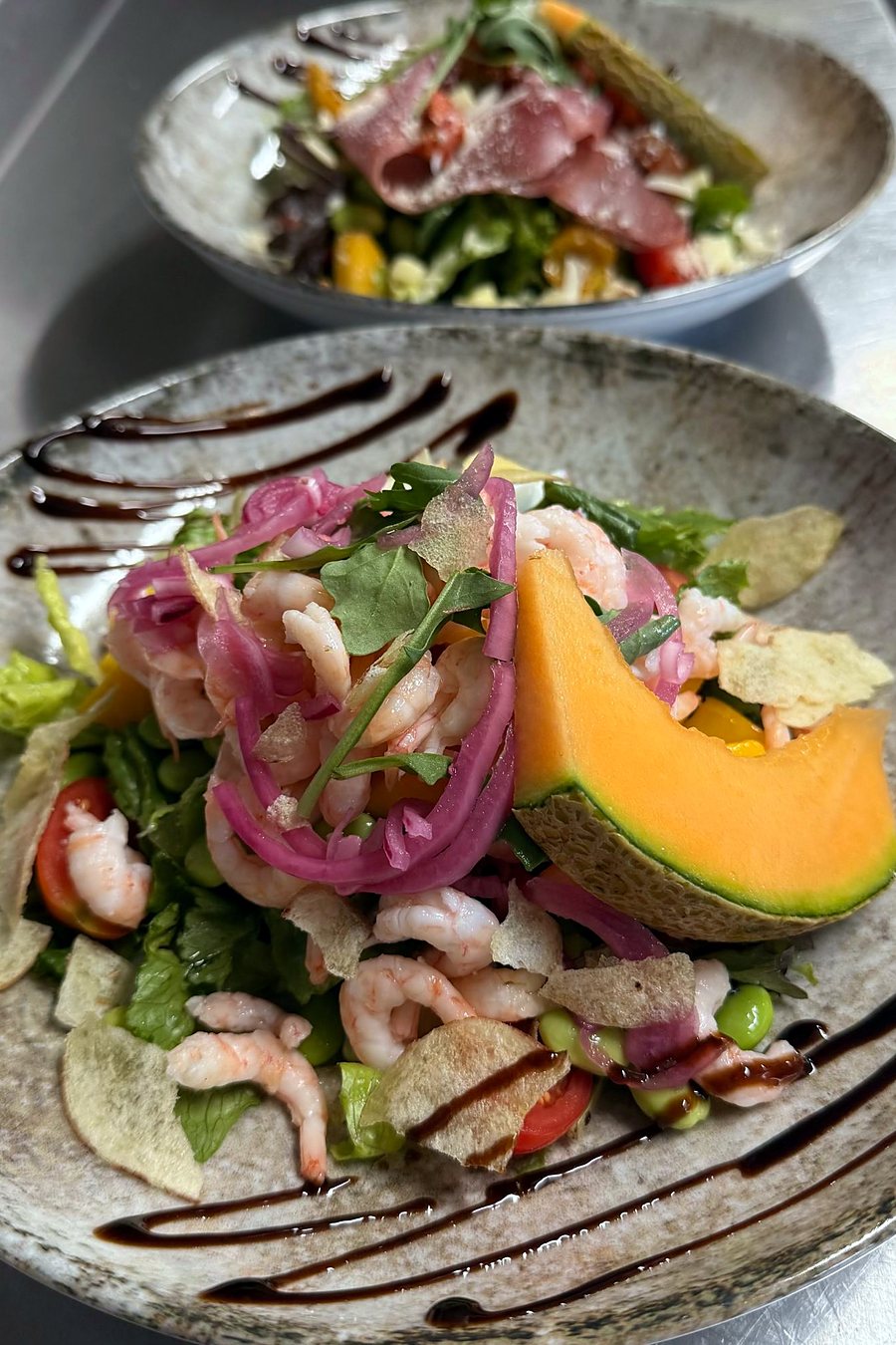 Räksallad med melon, picklad rödlök och balsamico